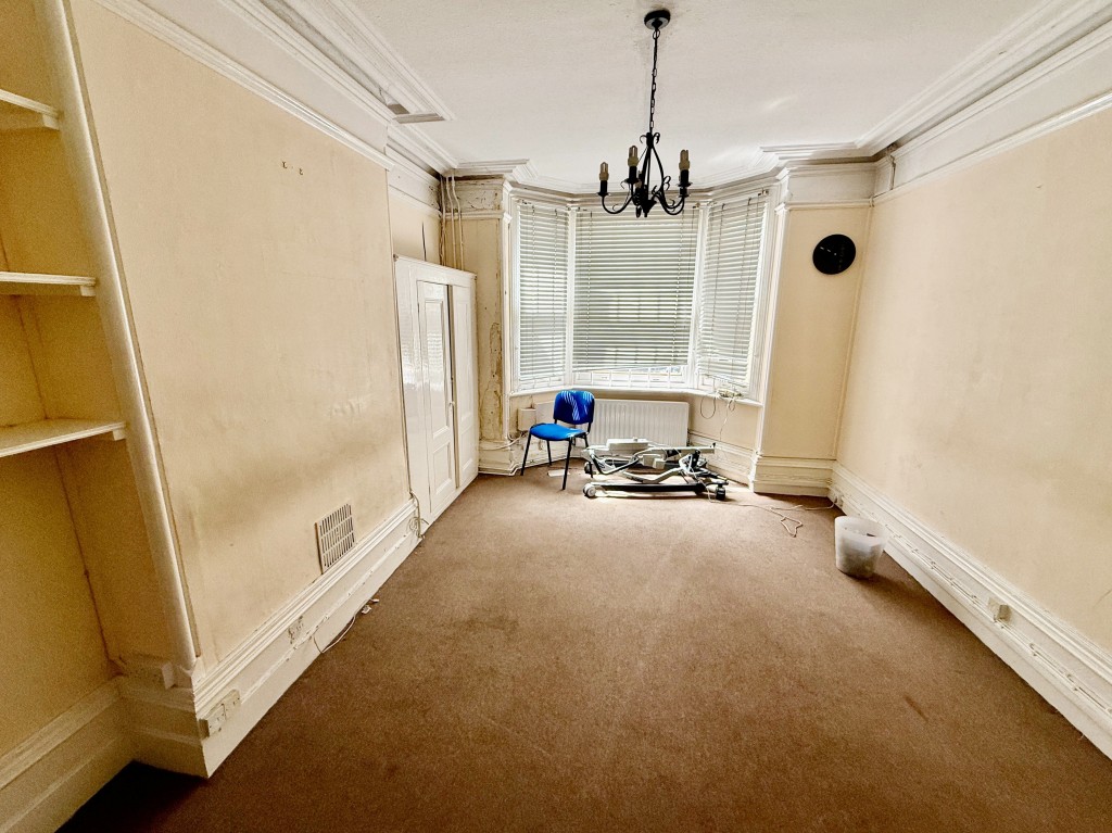 Lot: 15 - BUSINESS CENTRE FOR INVESTMENT WITH LAPSED PLANNING FOR 12 FLATS - Room 01